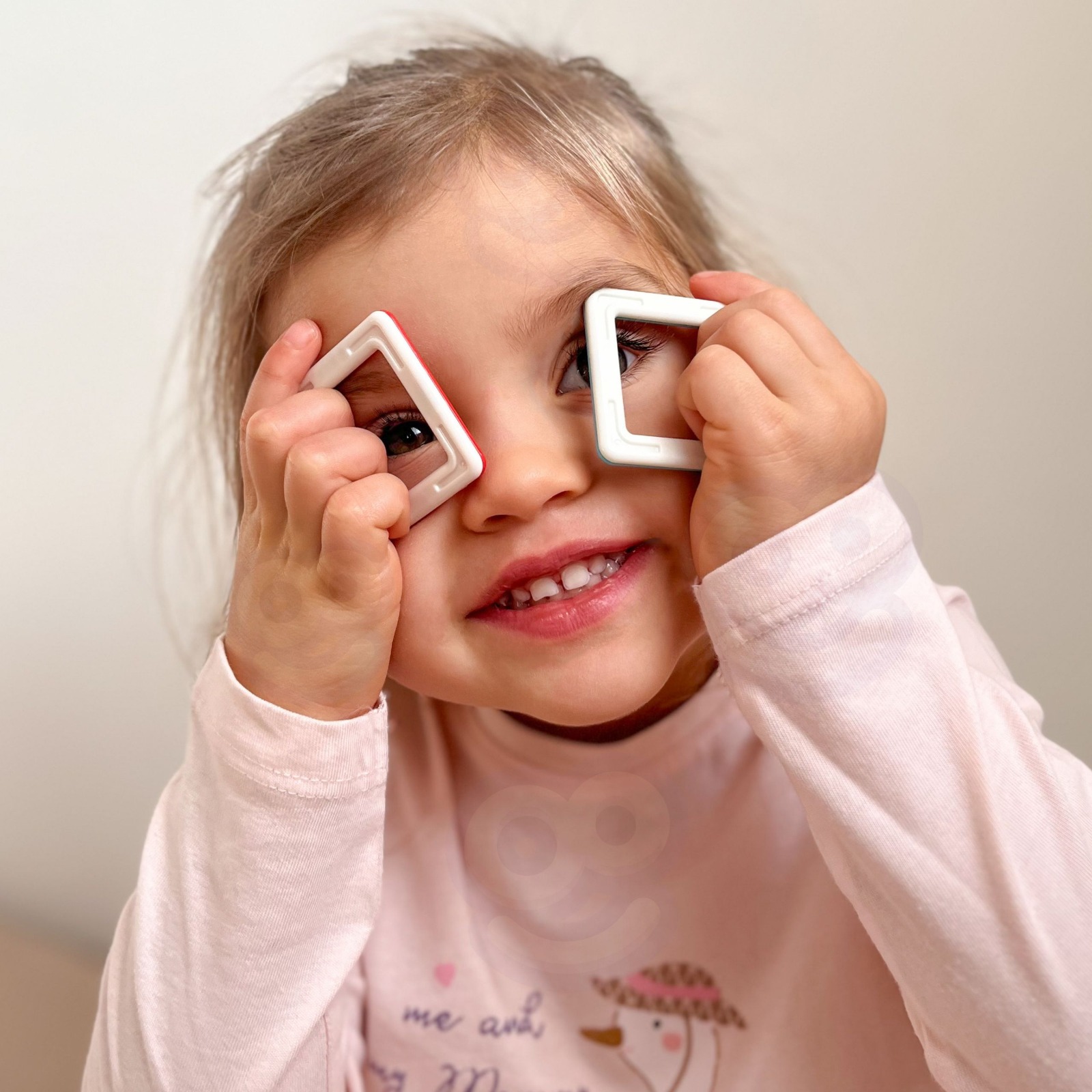 Criança feliz a brincar com brinquedos educativos